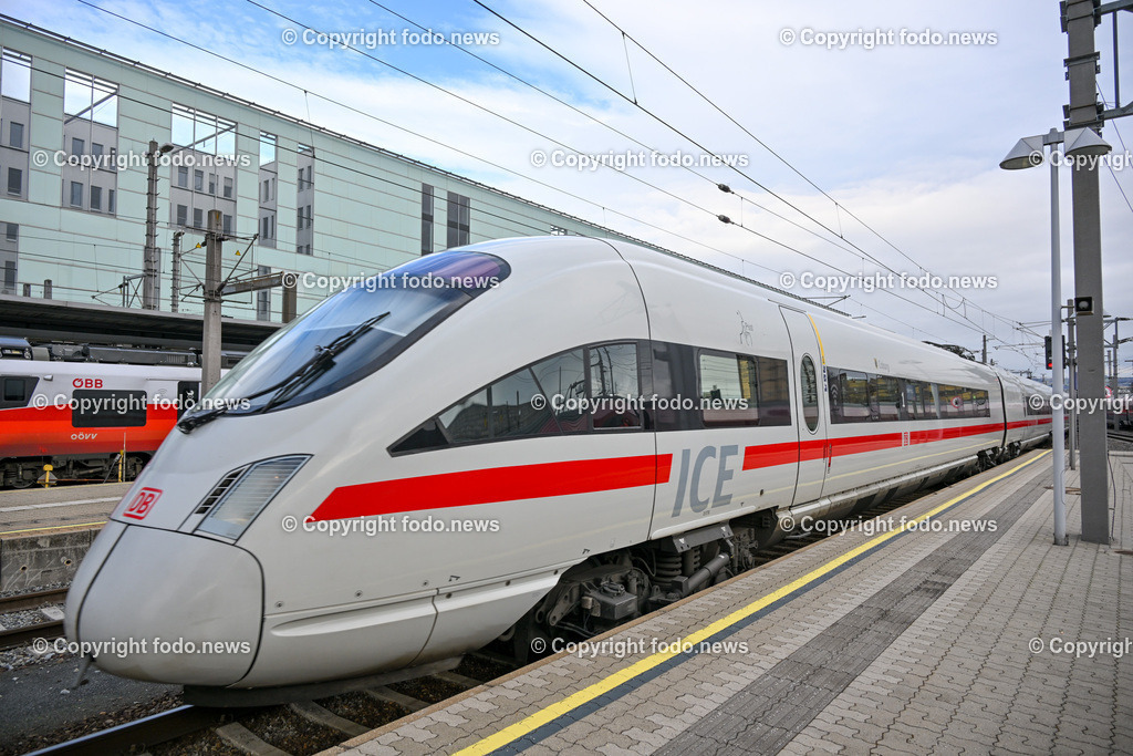 Hauptbahnhof Linz_ Bahnhofshalle_ Bahnsteig_ 26.12.2023-27 | 26.12.2023, Hauptbahnhof Linz, AUT, Bahnhofshalle und Bahnsteig, im Bild Bahnhofshalle, Bahnsteig, Zug, Fahrgaeste, Ticket, Ticketautomat, OEBB, Reisende, Gepaeck, Railjet, Westbahn, ICE, DB, Schild, Anzeigetafel, Linz