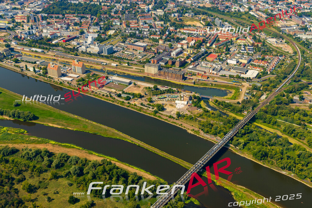 Schöne Luftaufnahme als Geschenk in Elbe Brücke Magdeburg - Die Luftbildaufnahme wurde 2025 vom UL-Flugzeug heraus erstellt ( keine Drohne ) - Hochauflösende Luftaufnahme -Nicht vergleichbar mit Google Maps oder Satelittenbilder- Die Geschenkidee !Mit Lizenz und Bildrechte bestellbar