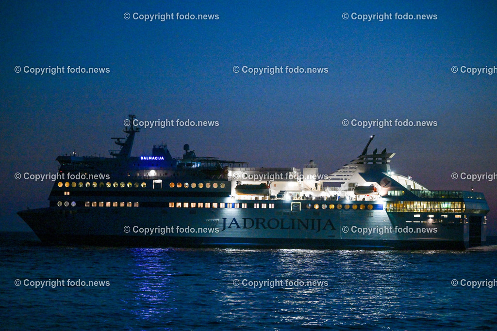 Kroatien_ Brac_ Insel in Dalmatien_ Milna_ 14.07.2025-38 | 14.07.2025, Kroatien, HRV, Brac, Insel in Dalmatien, Milna im Bild Themenbild, Trajekti, Jadrolinija, Faehre, Schiff, Meer, Adria, Touristen, Tourismus, Transport, Nacht, Finster, Beleuchtung, Feature, Symbolbild