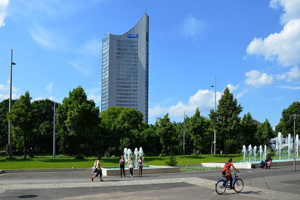 Brunnen vor dem Ring Café - Blick zum City-Hochhaus | Entdecke über 20 Kategorien Leipzig-Motive: Foto-Downloads, hochwertige Poster, Leinwand- & Fine-Art-Prints. Jetzt Lieblingsfoto im Bildlexikon Leipzig Shop bestellen!