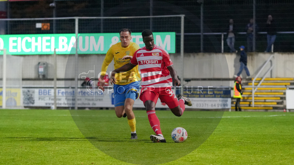 Fußball, Herren, Saison 2025/2026, Testspiel, Freundschaftsspiel, FSV 63 Luckenwalde vs. 1.FC Union Berlin, Mittwoch 08.10.2025, Werner-Seelenbinder-Stadion Luckenwalde, | Fußball, Herren, Saison 2025/2026, Testspiel, Freundschaftsspiel, FSV 63 Luckenwalde vs. 1.FC Union Berlin, Mittwoch 08.10.2025, Werner-Seelenbinder-Stadion Luckenwalde, Im Bild: Simon Gollnack (l. Luckenwalde) und Stanley Nsoki (r. Union) - Realisiert mit Pictrs.com