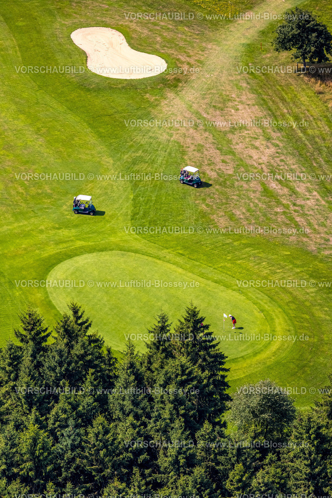 Attendorn250808183 | Luftbild, Golfclub Repetal Südsauerland e.V., Golfplatz und Golfwiese Repetal, Golfspieler am Loch und Caddy Golfwagen, Mecklinghausen, Attendorn, Sauerland, Nordrhein-Westfalen, Deutschland