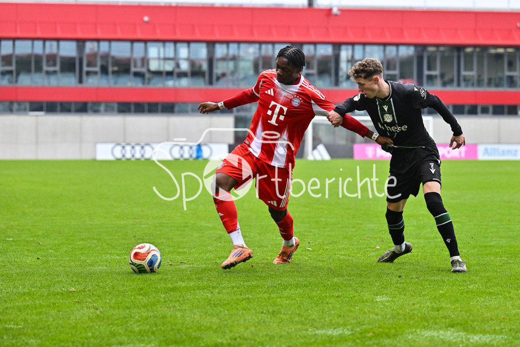 FC Bayern München - Hannover 96 | MUNICH, GERMANY - 15. FEBRUARY: im Duell Uzorchukwu EGWUATU (FC Bayern München U19 13) und Max BERGER (Hannover 96 U19 2) während dem Spiel zwischen der U19 des FC Bayern München und der U19 von Hannover 96 am 2. Spieltag der Hauptrunde der U19-DFB-Nachwuchsliga am FC Bayern Campus