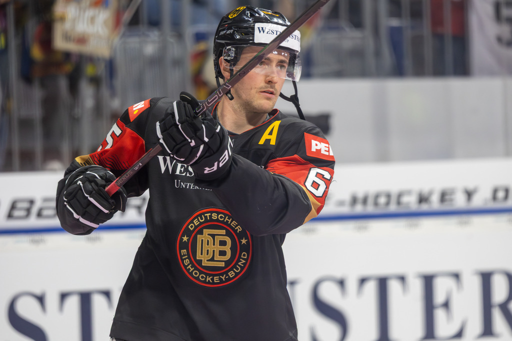 Eishockey-Länderspiel Deutschland gegen USA in Mannheim (letztes Vorbereitungsspiel vor der WM in der Schweiz) | Eishockey-Länderspiel Deutschland gegen USA in Mannheim (letztes Vorbereitungsspiel vor der WM in der Schweiz)***Marc Michaelis (65, Deutschland) beim Warm-Up - Realisiert mit Pictrs.com