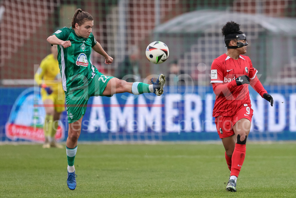 Fussball, Google Pixel Frauen-Bundesliga, SV Werder Bremen - SC Freiburg | v.li.: Rieke Dieckmann (SV Werder Bremen, 22) und Shekiera Martinez (SC Freiburg, 9) im Zweikampf, Duell, Dynamik, Aktion, Action, Spielszene, DIE DFB-RICHTLINIEN UNTERSAGEN JEGLICHE NUTZUNG VON FOTOS ALS SEQUENZBILDER UND/ODER VIDEOÄHNLICHE FOTOSTRECKEN. DFB REGULATIONS PROHIBIT ANY USE OF PHOTOGRAPHS AS IMAGE SEQUENCES AND/OR QUASI-VIDEO.