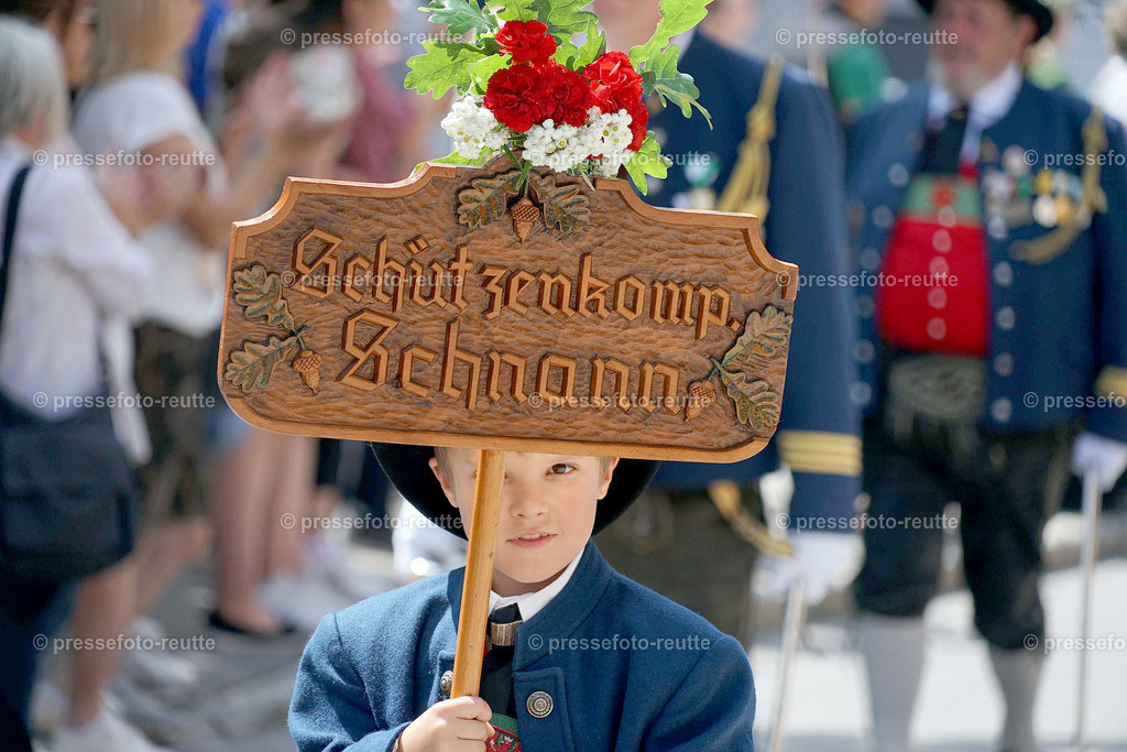 e17-news-2023-Juli23-Regimentsschuetzenfest3-Steeg-UMZUG_DORF-DSC07380 | Info aus dem Bezirk Reutte/Ausserfern Tirol sowie eine umfangreiche Bilddatenbank über die gesamte Region: Lechtal, Talkessel Reutte, Tannheimertal, Zwischentoren. Lech, Plansee, Zugspitze, Grenztunnel, B179, Fernpassstraße, Verkehr, Lawinen, Tradition, - Realisiert mit Pictrs.com