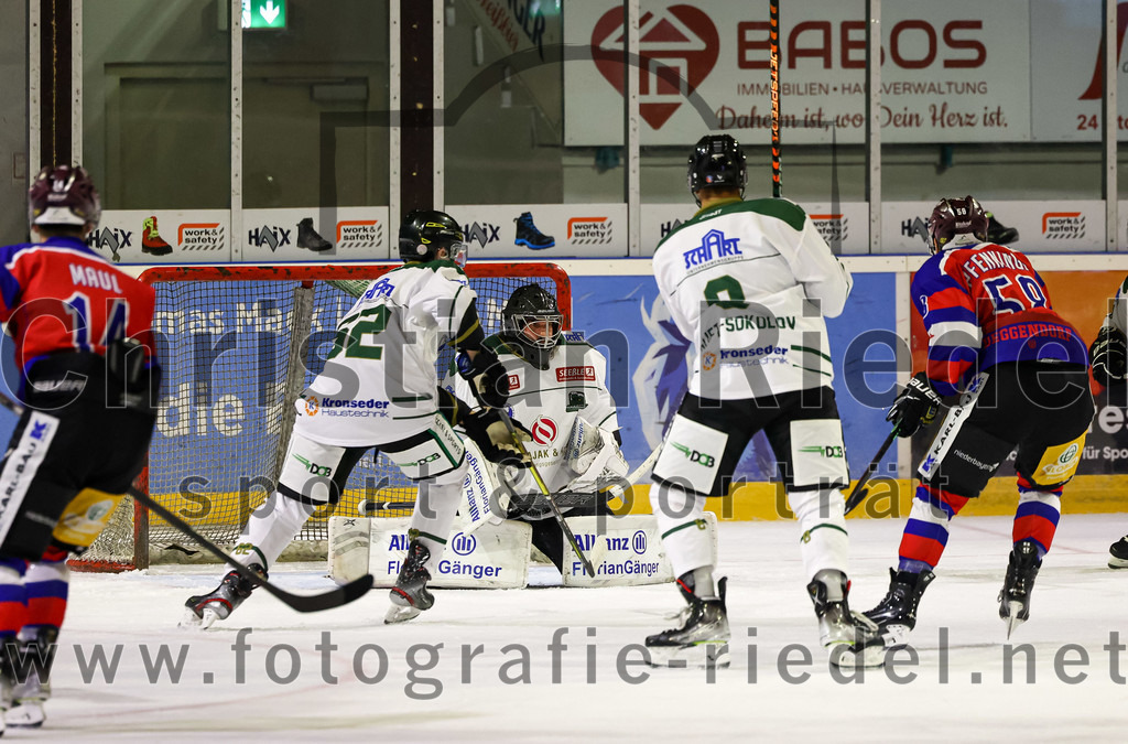 2022-09-09_089_TSV_Erding_gegen_Deggendorfer_SC | Erding, Deutschland, 09.09.2022:
Eishockey, Bayernliga 2022 / 2023, Testspiel, TSV Erding gegen Deggendorfer SC, Endergebnis: 2:5

Mario Strobl (Erding Gladiators, #62), Torwart Christoph Schedlbauer (Erding Gladiators, #31), Wassilij Guft-Sokolov (Erding Gladiators, #8), Paul Pfenninger (Deggendorfer SC, #58)

Foto: Christian Riedel / fotografie-riedel.net