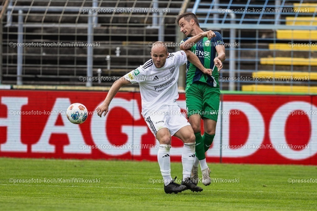 xKWI02082501042 | 02.08.2025, xkwix, Fußball, Regionalliga West, FC Gütersloh - 1. FC Bocholt, Ohlendorf Stadion im Heidewald: Patrick Kurzen (1.FC Bocholt #7) im Zweikampf gegen Patrik Twardzik ( FC Gütersloh #18 ) 