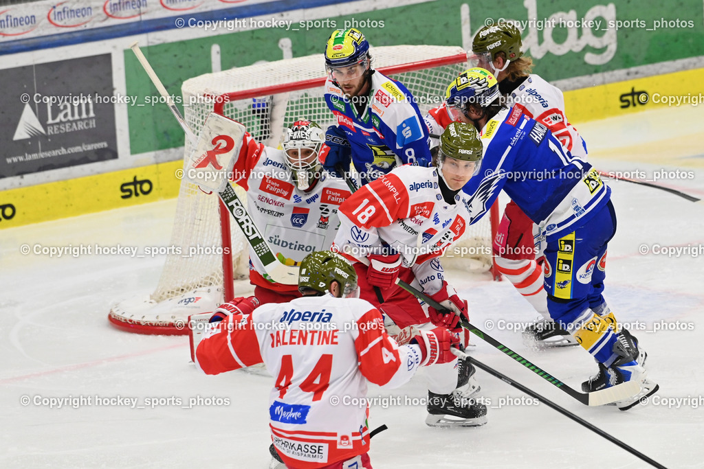 EC IDM WÄRMEPUMPEN VSV vs. HCB Südtirol Alperia | #44 Scott Valentine HCB Südtirol Alperia, #18 Bryce Gianni Alcock Misley HCB Südtirol Alperia, #8 Maximilian Rebernig EC VSV, #38 Samuel Harvey HCB Südtirol Alperia, #16 Kevin Hancock EC VSV, EC IDM WÄRMEPUMPEN VSV vs. HCB Südtirol Alperia, EC IDM WÄRMEPUMPEN VSV vs. HCB Südtirol Alperia am 28.12.2025 in Villach (Stadthalle Villach), Austria, (Photo by Bernd Stefan)