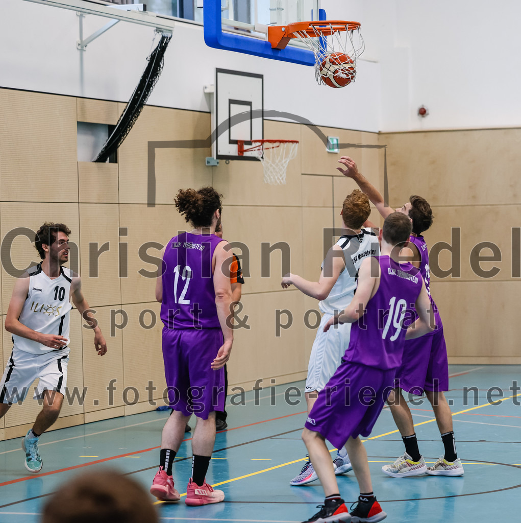 2022-05-01_016_TSV_Vaterstetten_gegen_DJK_Traunstein | Vaterstetten, Deutschland, 01.05.2022:
Basketball, Aufstiegsrunde zur Bayernliga 2021 / 2022, 5. Spieltag, TSV Vaterstetten gegen DJK Traunstein, Endergebnis: 87:79

Luca Maurice Kohll (TSV Vaterstetten, #10), D. Berger (DJK Traunstein, #12), A. Schatz (DJK Traunstein, #19)

Foto: Christian Riedel / fotografie-riedel.net