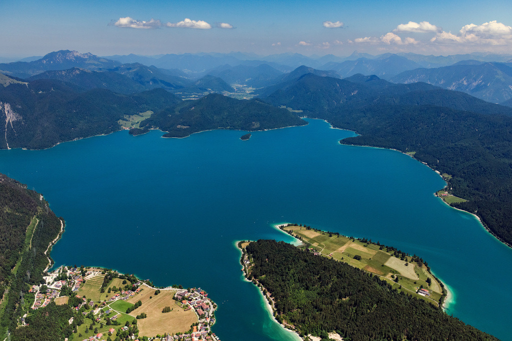 dr__0100418.jpg | KOCHEL AM SEE 13.06.2023 Uferbereiche am Seegebiet des Walchensee in Kochel am See im Bundesland Bayern, Deutschland. 