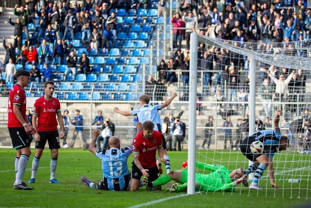 Fußball 3. Liga, Saison 2024/25, 15. Spieltag: Waldhof Mannheim gegen Hannover 96 II. Bild: Rico Benatelli erzielt das 2:1 für Mannheim | Fußball 3. Liga, Saison 2024/25, 15. Spieltag: Waldhof Mannheim gegen Hannover 96 II. Bild: Rico Benatelli erzielt das 2:1 für Mannheim - Realisiert mit Pictrs.com