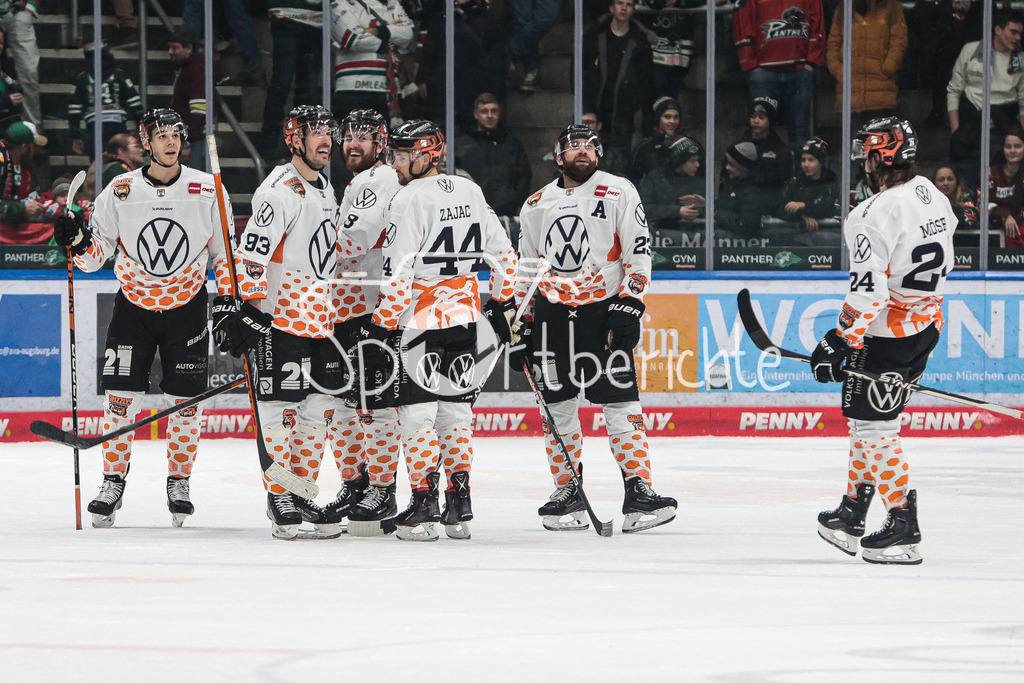 Augsburger Panther - Grizzlys Wolfsburg | Die Gaeste freuen sich ueber den Tor zum 1-3 druch Spencher MACHACEK (WOB #93)
