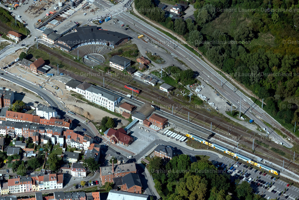 4062254 | WISMAR 08.09.2021 Gleisverlauf und Gebäude des Hauptbahnhofes der Deutschen Bahn an der Poeler Straße in Wismar im Bundesland Mecklenburg-Vorpommern, Deutschland. Weiterführende Informationen bei: Deutsche Bahn AG,  Hansestadt Wismar. // Track progress and building of the main station of the railway on street Poeler Strasse in Wismar in the state Mecklenburg - Western Pomerania, Germany. Further information at: Deutsche Bahn AG,  Hansestadt Wismar. Foto: Gerhard Launer