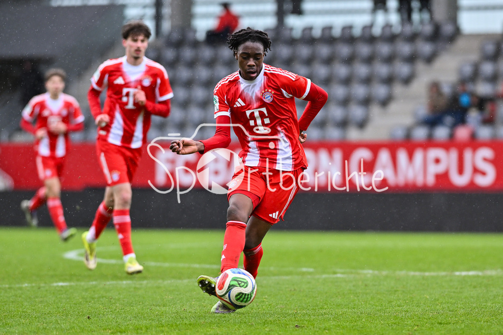 FC Bayern München - Berliner Athletik Klub | MUNICH, GERMANY - 21. FEBRUARY: am BAll Rayan MOUMOUNI (FC Bayern München U19 2)  Einzelfoto / Freisteller während dem Spiel zwischen der U19 des FC Bayern München und der U19 des Berliner Athletik Klubs am 3. Spieltag der DFB-U19 Nachwuchsliga am FC Bayern Campus