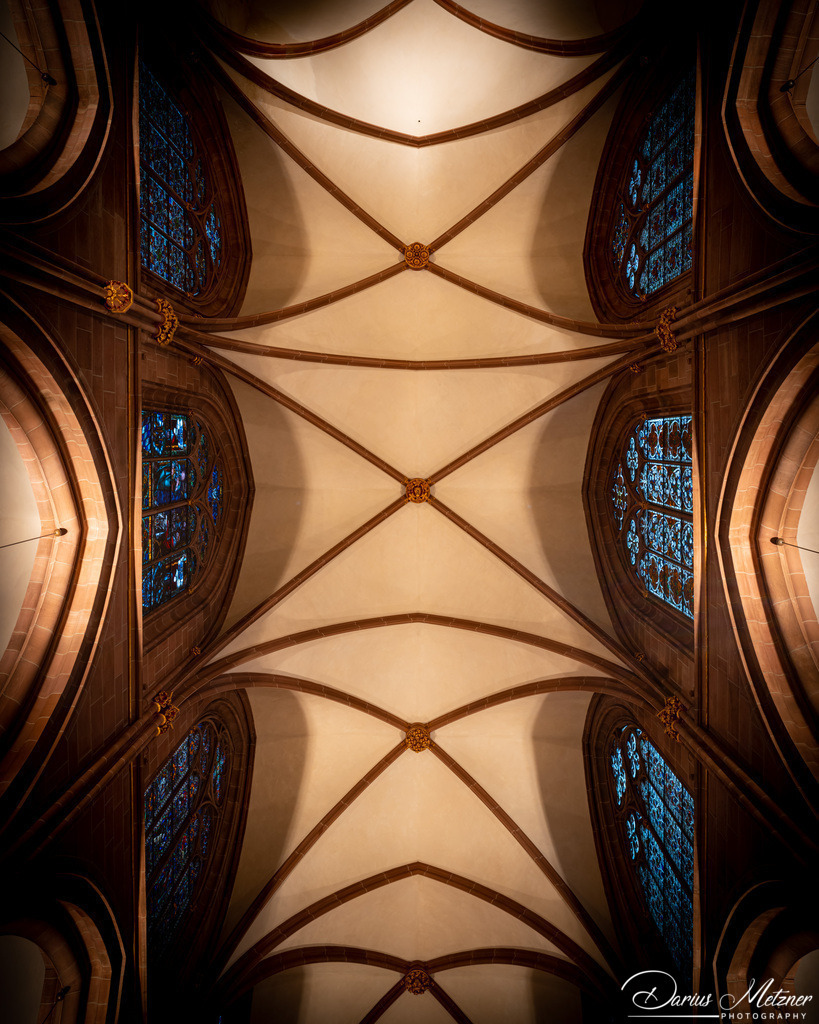 Katharinenkirche in Oppenheim | Die imposante Katharinenkirche in Oppenheim gilt als eine der bedeutendsten gotischen Kirchen am Rhein. Ihre Errichtung erfolgte in mehreren Bauabschnitten im 13., 14. und 15. Jahrhundert. Heute ist sie eine der schönsten Sehenswürdigkeiten in Rheinhessen.