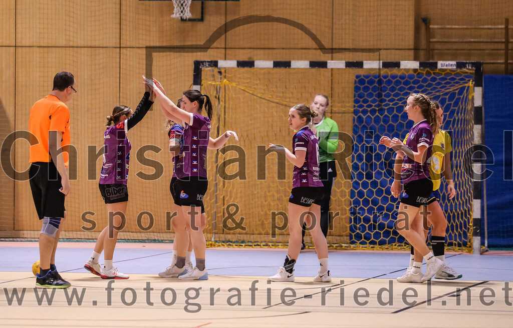2025-02-15_131_SpVgg_Altenerding_gegen_MTV_Pfaffenhofen | Erding, Deutschland, 15.02.2025:Handball, Bezirksoberliga Frauen Altbayern 2024 / 2024, 14. Spieltag, SpVgg Altenerding gegen MTV Pfaffenhofen, Endergebnis: 27:23Lena Prem (SpVgg Altenerding, #8), Janina Konrad (SpVgg Altenerding, #2), Marlene Mittermeier (SpVgg Altenerding, #6)Foto: Christian Riedel / fotografie-riedel.net