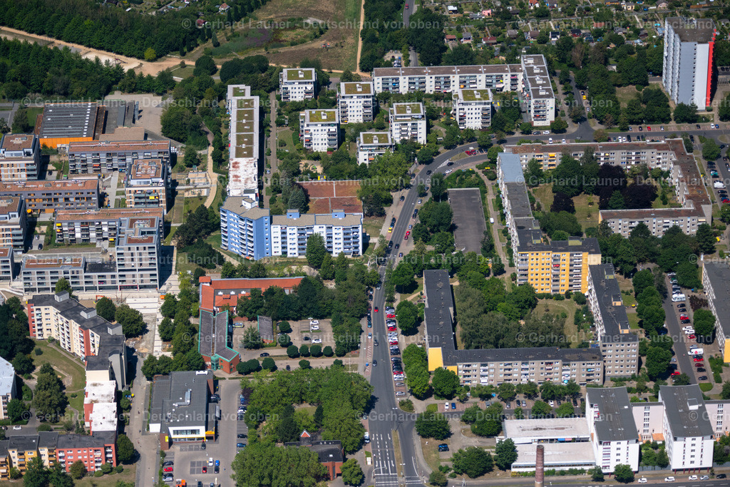 4036012 | BRAUNSCHWEIG 31.07.2020 Hochhäuser im Wohngebiet einer industriell gefertigten Plattenbau- Siedlung an der Recknitzstraße im Ortsteil Weststadt in Braunschweig im Bundesland Niedersachsen, Deutschland. // Skyscrapers in the residential area of industrially manufactured settlement on street Recknitzstrasse in the district Weststadt in Brunswick in the state Lower Saxony, Germany. Foto: Gerhard Launer