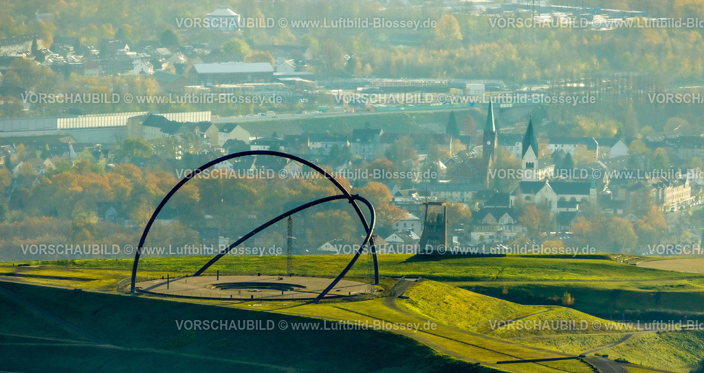 Herten231104272 | Luftbild, Halde Hoheward Bergehalde mit dem Horizontobservatorium, Sehenswürdigkeit, Blick nach Hochlarmark und dem Förderturm der der ehemaligen Zeche Recklinghausen II sowie der St. Michael Kirche und evang. Reformationskirche, umgeben von herbstlichen Laubbäumen, Herten, Ruhrgebiet, Nordrhein-Westfalen, Deutschland