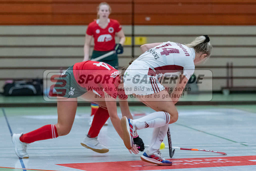 HK_20230122_103109 | 1. Bundesliga ( Halle ) Damen Crefelder HTC - Rot-Weiss Köln am 22.1.2023 Crefelder HTC  ( CHTC ) Halle Glockenspitz , Krefeld , Reuten Katharina ( Rot-Weiss Köln #14 ) , Schneider Johanna ( Crefelder HTC #14 )