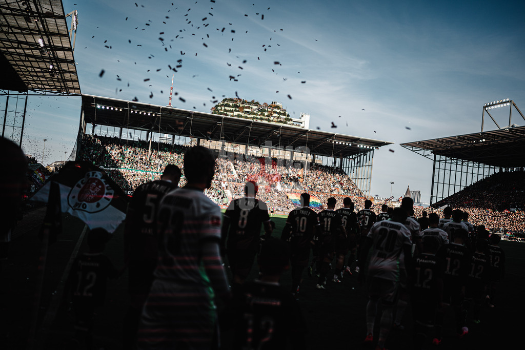 Fußball | Männer | Saison 2024/2025  | Fußball-Bundesliga | 8. Spieltag | FC St. Pauli vs. VfL Wolfsburg | 26.10.2024 | Die Teams laufen ins Stadion ein