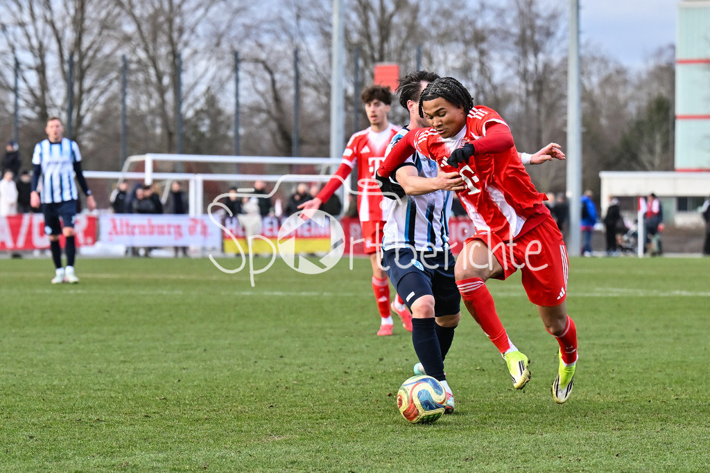 FC Bayern Amateure - Stuttgarter Kickers | MUNICH, GERMANY - 07. FEBRUARY: im Duell David TOMIC (Stuttgarter Kickers 8) und Julien YANDA (FC Bayern München II 13) während dem Testspiel zwischen den Amateuren des FC Bayern und den Stuttgarter Kickers am FC Bayern Campus