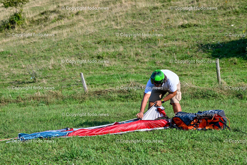 Flugschule Ternberg_ 17.08.2023-4 | 17.08.2023, Ternberg, AUT, Flugschule, im Bild Saman Kheyrmanesh (Flugschueler) mit dem Schirm 
