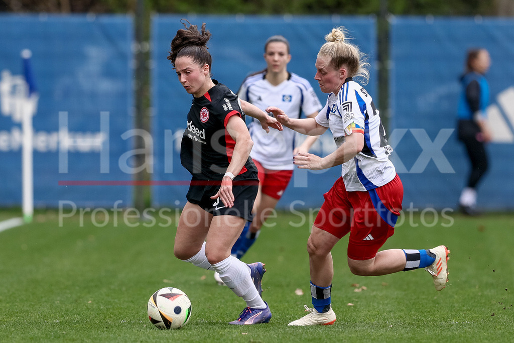 Fussball, 2. Frauen-Bundesliga, Hamburger SV - Eintracht Frankfurt II | v.li.: Elena Mühlemann (Eintracht Frankfurt II, 34) und Sarah Stöckmann (Hamburger SV, 22) im Zweikampf, Duell, Dynamik, Aktion, Action, Spielszene, DIE DFB-RICHTLINIEN UNTERSAGEN JEGLICHE NUTZUNG VON FOTOS ALS SEQUENZBILDER UND/ODER VIDEOÄHNLICHE FOTOSTRECKEN. DFB REGULATIONS PROHIBIT ANY USE OF PHOTOGRAPHS AS IMAGE SEQUENCES AND/OR QUASI-VIDEO.