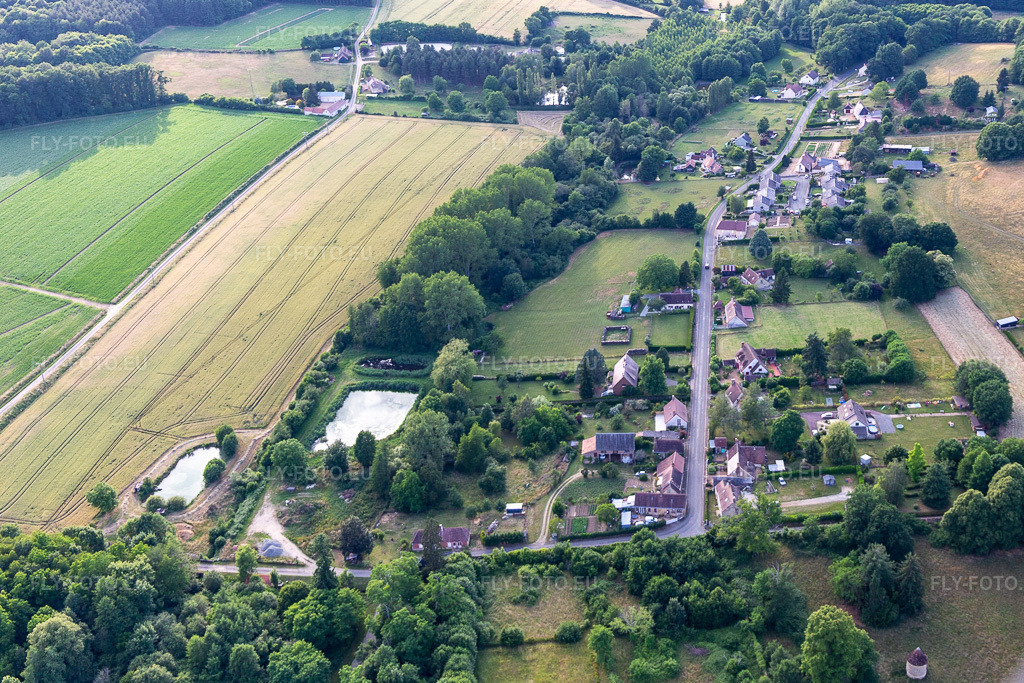 Vue aérienne: Vue de la ville à Semur-en-Vallon dans le département Sarthe, France.Photo: IMG_132395.jpg prise le 14/06/2022 par Werner Riehm/FLY-FOTO.euRésolution de l'original: 4230 x 2820 px