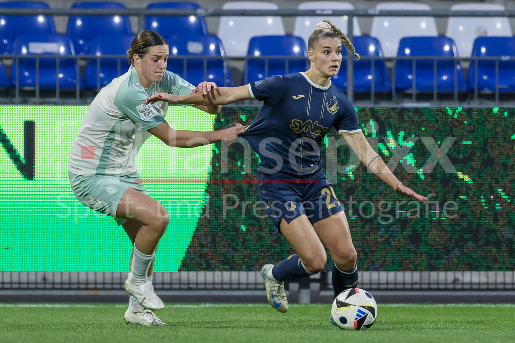 Fussball, Google Pixel Frauen-Bundesliga, TSG 1899 Hoffenheim - SV Werder Bremen | v.li.: Lara Schmidt (SV Werder Bremen, 24) und Selina Cerci (TSG 1899 Hoffenheim, 29) im Zweikampf, Duell, Dynamik, Aktion, Action, Spielszene, DIE DFB-RICHTLINIEN UNTERSAGEN JEGLICHE NUTZUNG VON FOTOS ALS SEQUENZBILDER UND/ODER VIDEOÄHNLICHE FOTOSTRECKEN. DFB REGULATIONS PROHIBIT ANY USE OF PHOTOGRAPHS AS IMAGE SEQUENCES AND/OR QUASI-VIDEO.