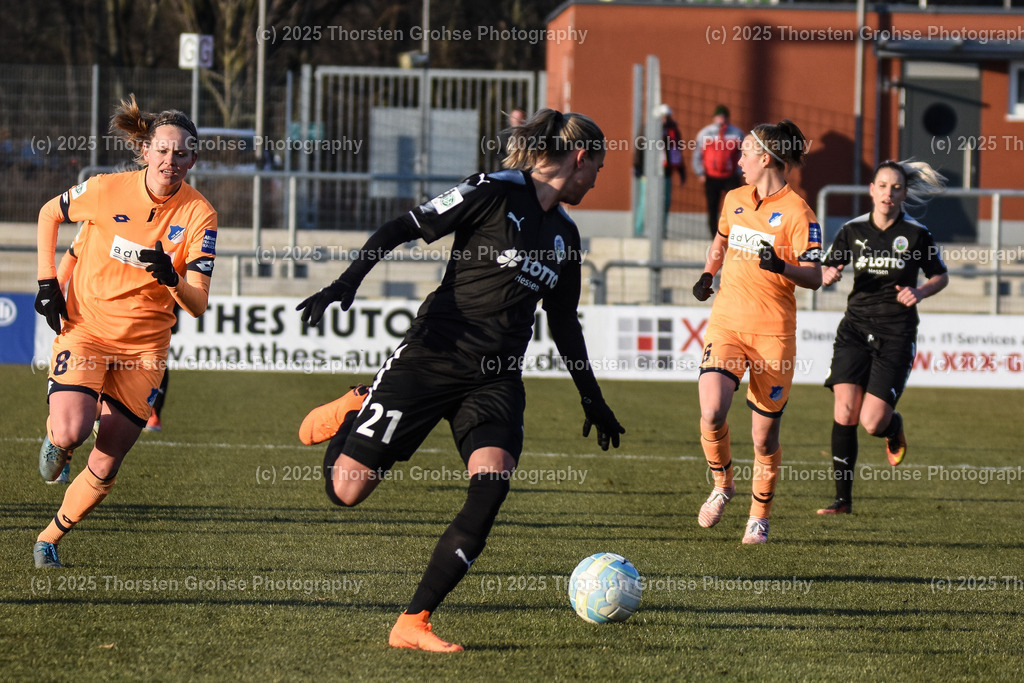 Fussball-BL Frauen 1. FFC Frankfurt vs. TSG 1899 Hoffenheim | Maximiliane Rall #8 (TSG 1899 Hoffenheim), Crnogorcevic Ana-Maria #21 (1.FFC Frankfurt); Fussball-BL Frauen 1. FFC Frankfurt vs. TSG 1899 Hoffenheim, Fussball-Bundesliga Frauen am 24.02.2018 im Stadion am Brentanobad in Frankfurt/Main, (Deutschland) - Realisiert mit Pictrs.com