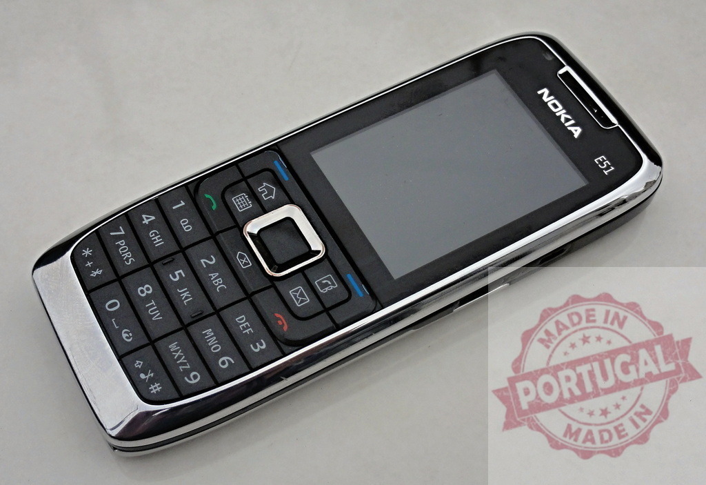 Nokia E51 mobile phone showing blank screen on white background | Nokia E51 mobile phone with blank screen lying on a white background - Realisiert mit Pictrs.com