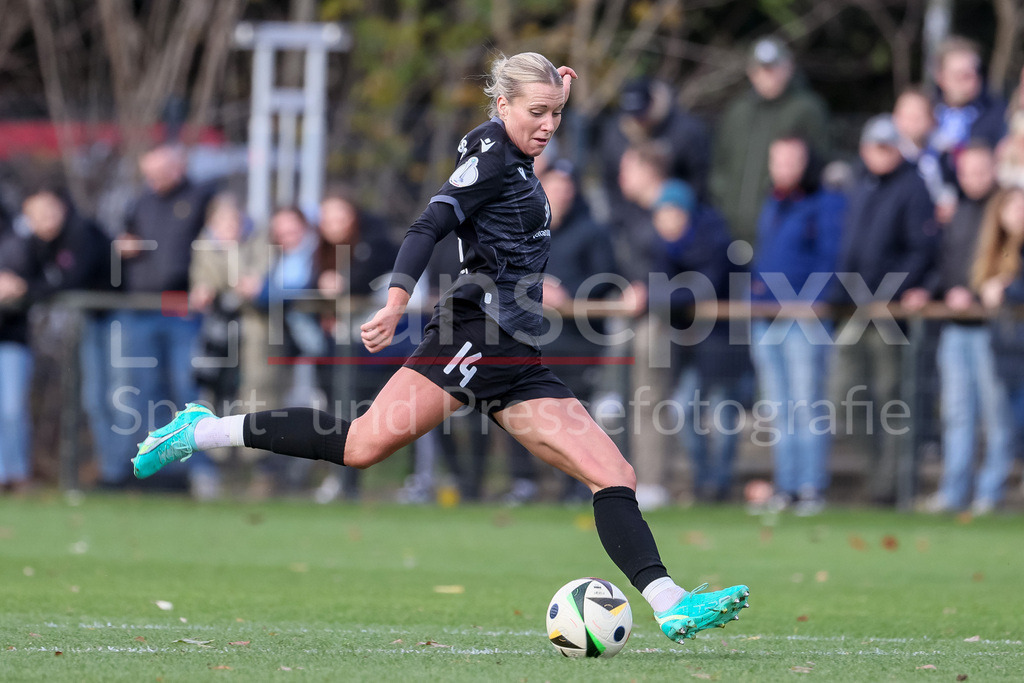 Fussball, DFB-Pokal Frauen, Hamburger SV - FC Carl Zeiss Jena | v.li.: Anja Heuschkel (FC Carl Zeiss Jena, 14) am Ball, Freisteller, Einzelbild, Ganzkörper, Aktion, Action, Spielszene, DIE DFB-RICHTLINIEN UNTERSAGEN JEGLICHE NUTZUNG VON FOTOS ALS SEQUENZBILDER UND/ODER VIDEOÄHNLICHE FOTOSTRECKEN. DFB REGULATIONS PROHIBIT ANY USE OF PHOTOGRAPHS AS IMAGE SEQUENCES AND/OR QUASI-VIDEO.