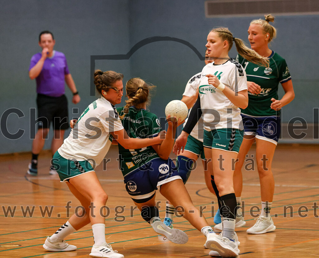 2023-09-16_012_TSV_Vaterstetten_gegen_SV_Muenchen_Laim | Baldham, Deutschland, 16.09.2023:
Handball, Bayernliga Frauen Staffel Süd 2023 / 2024, 1. Spieltag, TSV Vaterstetten gegen SV München Laim, Endergebnis: 23:34

Verena Taenzler (TSV Vaterstetten, #17), Ronja Flemming (SV München Laim, #13), Kristin Wimmer (TSV Vaterstetten, #16), Sophie Heringer (SV München Laim, #7)

Foto: Christian Riedel / fotografie-riedel.net