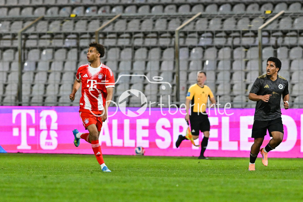 FC Bayern Amateure - SpVgg Ansbach | MUNICH, GERMANY - 17. APRIL: im Bild Sadiki CHEMWOR (FC Bayern München II 13) während dem Match zwischen den Amateuren des FC Bayern München und der SpVgg Ansbach am 29. Spieltag der Regionalliga Bayern im Grünwalder Stadion