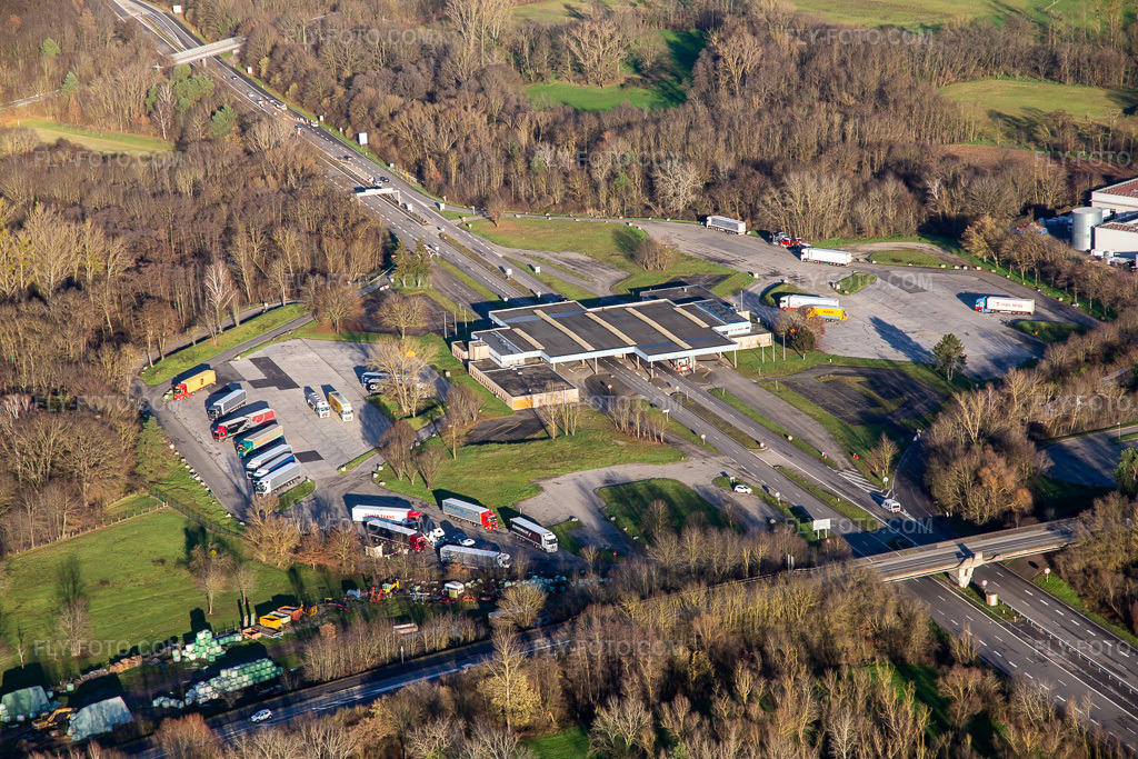 Aerial view: German-French border crossing Scheibenhardt A35/B9 in Scheibenhard in the state Bas-Rhin, France. – Photo: IMG_135715.jpg taken on 01/03/2023 by Werner Riehm/FLY-FOTO.com – Resolution of the original: 5472 x 3648 px