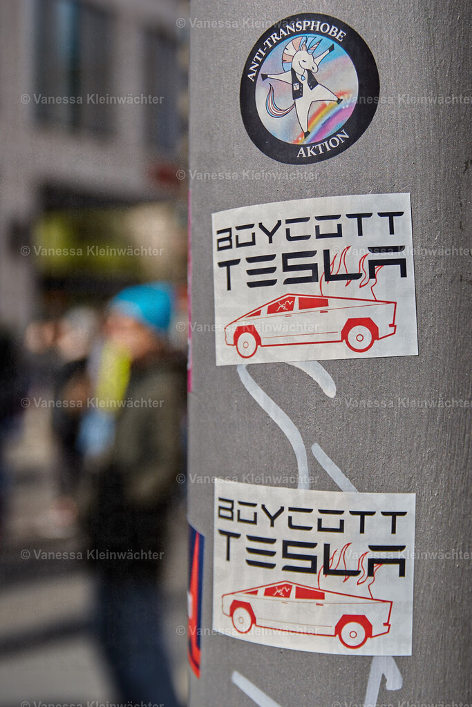250405_TeslaTakedown_14 | "Tesla Takedown" rally against Musk and facism in front of the Tesla Store in Berlin, Germany. Germany also has a Tesla factory ~30km from Berlin. - Realisiert mit Pictrs.com