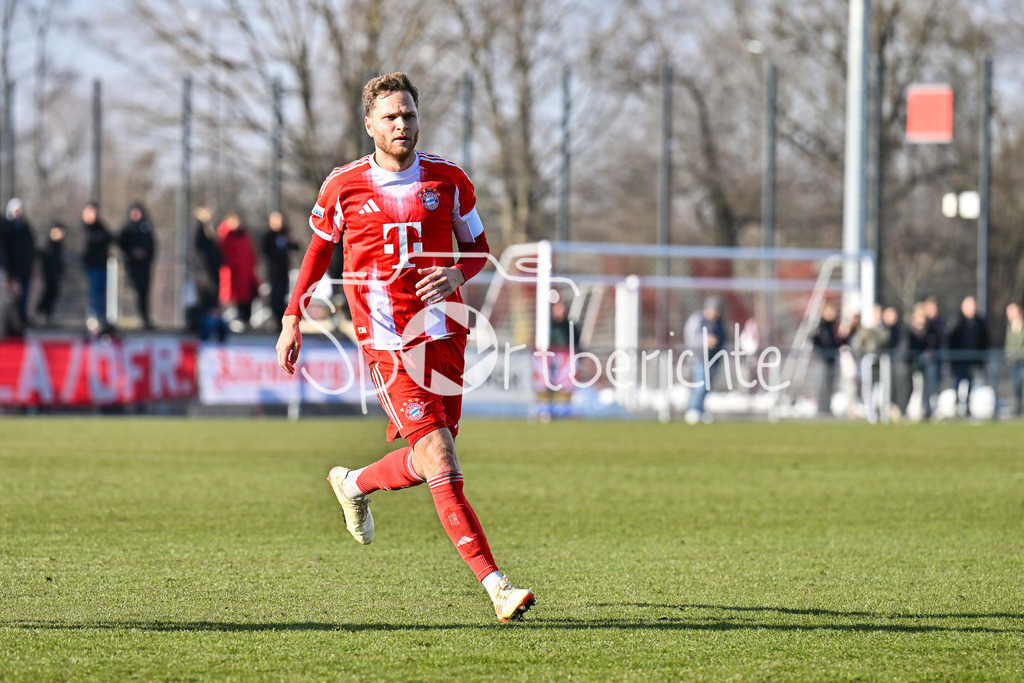 FC Bayern Amateure - FC Viktoria Pilsen U23 | MUNICH, GERMANY - 03. FEBRUARY: im Bild Benno SCHMITZ (FC Bayern München II 6) / Einzelfoto / Freisteller während dem Testspiel zwischen den Amateuren des FC Bayern und dem FC Viktoria Pilsen B am FC Bayern Campus