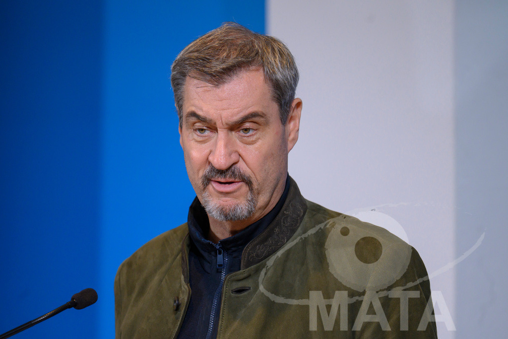 _DWI7590 | Bayerns Ministerpräsident Markus Söder (CSU) bei einer Pressekonferenz im Lokschuppen. Rosenheim, 02.12.2025 Bayern Deutschland - Realisiert mit Pictrs.com