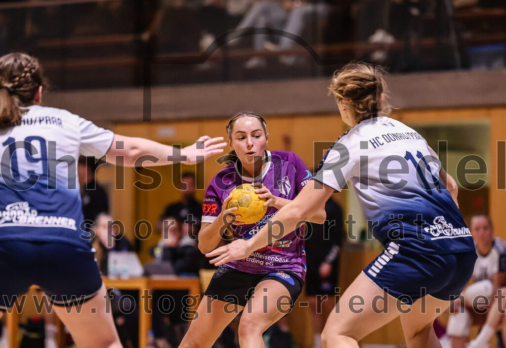 2024-11-24_101_SpVgg_Altenerding_gegen_HC_Donau-Paar_II | Erding, Deutschland, 24.11.2024:Handball, Bezirksoberliga Frauen Altbayern 2024 / 2024, 6. Spieltag, SpVgg Altenerding gegen HC Donau/Paar II, Endergebnis: 24:24Sandra Geßner (HC Donau/Paar, #19), Lena Prem (SpVgg Altenerding, #5), Marina Wavrouschek (HC Donau/Paar, #11)Foto: Christian Riedel / fotografie-riedel.net