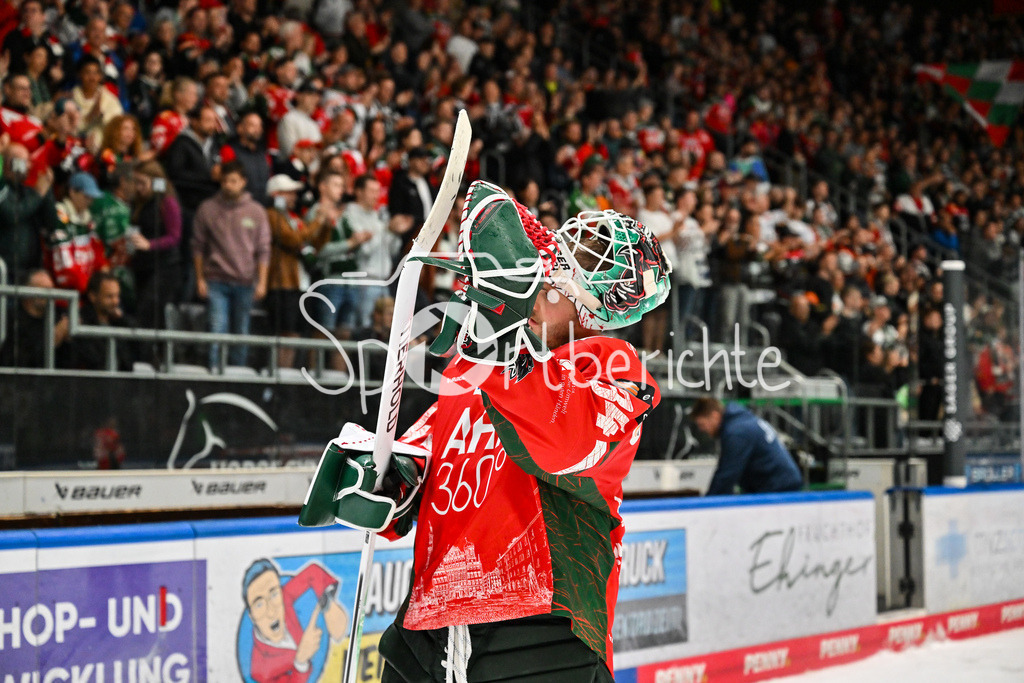 Augsburger Panther - Iserlohn Roosters | Die Augsburger Panther feiern zusammen mit ihren Fans den Heimsieg gegen Iserlohn / Penny DEL: Augsburger Panther - Iserlohn Roosters; Curt Frenzel Stadion am 21.09.2025 / im Bild Michael GARTEIG (Augsburger Panther 34