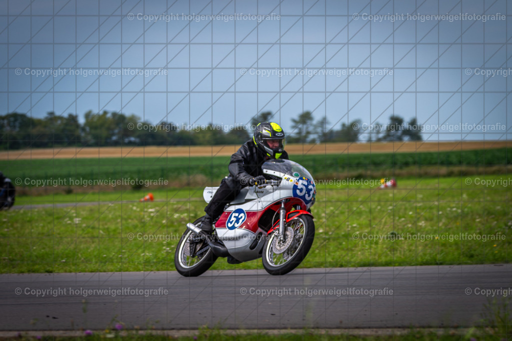 Yamaha TZ 350 Replica | Foto vom 3. Classic Motor Weekend 18. - 20. August 2023 auf dem Flugplatz in Obermehler - Realisiert mit Pictrs.com