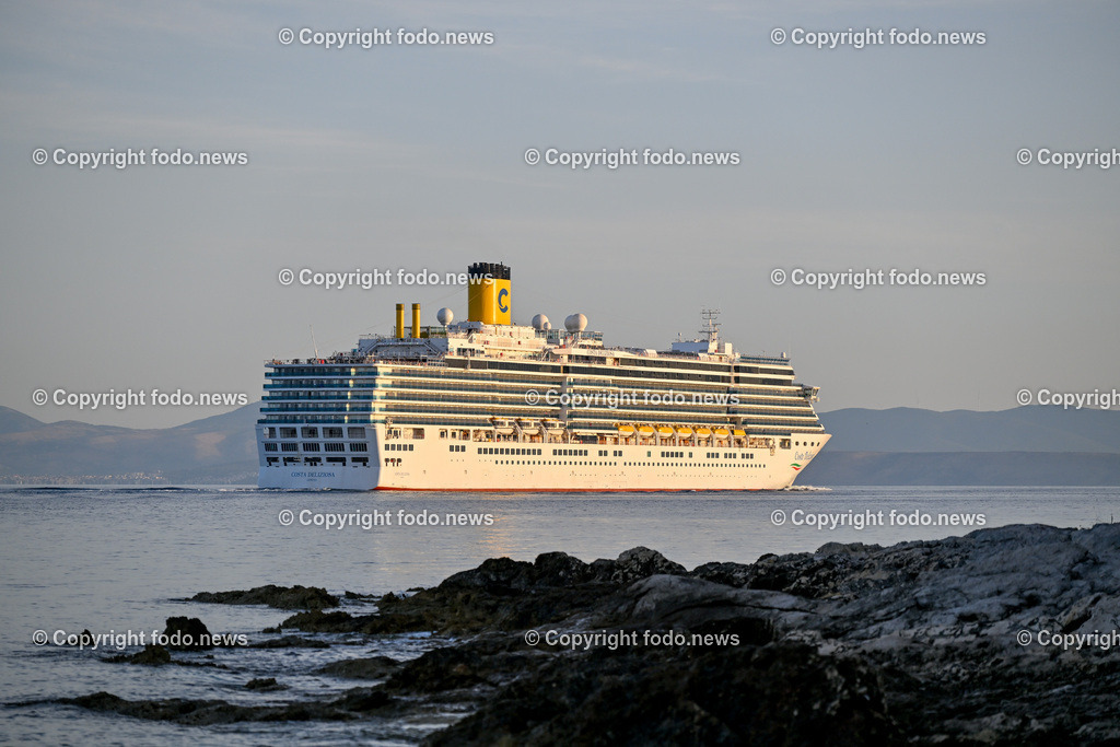 Kroatien_ Brac_ Insel in Dalmatien_ Milna_ 29.07.2025-6 | 29.07.2025, Kroatien, HRV, Brac, Insel in Dalmatien, Milna im Bild Themenbild, Kreuzfahrtschiff, Schiff, Durchfahrt Splitska Vrata zwischen den Inseln Solta und Brac, in der Morgen Sonne, Sonnenaufgang, Meer, Adria, Touristen, Tourismus, Urlaub, Feature, SymbolbildDie Costa Deliziosa ist ein mittelgroßes Kreuzfahrtschiff der italienischen Reederei Costa Kreuzfahrten. Es wurde 2010 in Dienst gestellt und bietet Platz für bis zu 2.826 Passagiere.