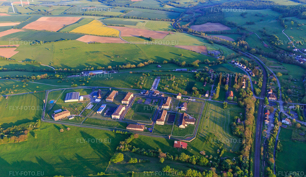 Vue aérienne: Centre Pénitentiaire de Détention, sécurisé par des murs et des clôtures à Oermingen dans le département Bas Rhin, France. Photo: IMG_145895.jpg prise le 30/04/2025 par Werner Riehm/FLY-FOTO.eu – Résolution de l'original: 5472 x 3178 px