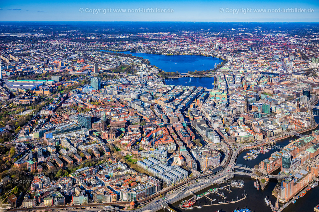 Hamburg_Mitte_bis_Alster_ELS_4667060425 | HAMBURG 06.04.2025 Innenstadt im Stadtgebiet der Neustadt in Hamburg, Deutschland. // City center in the urban area of a??a??Neustadt in Hamburg, Germany. Foto: Martin Elsen