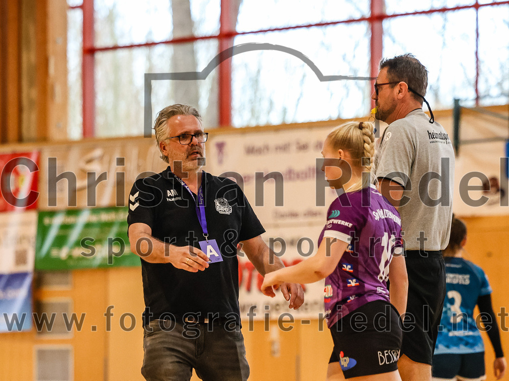 2024-03-09_040_SpVgg_Altenerding_gegen_Eintracht_Dachau-Karlsfeld | Erding, Deutschland, 09.03.2024:
Handball, Bezirksoberliga Frauen Altbayern 2023 / 2024, 17. Spieltag, SpVgg Altenerding gegen Eintracht Dachau-Karlsfeld, Endergebnis: 26:25

Trainer Andreas Mittermeier (SpVgg Altenerding), Lena Popp (SpVgg Altenerding, #10)

Foto: Christian Riedel / fotografie-riedel.net