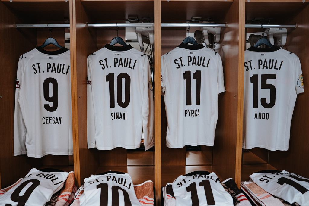 _STP0382 | Der offizielle Shop für FC St. Pauli Fotos. Wähle aus Spielszenen & Fanmomenten dein FCSP Wunschformat. Wir liefern Millerntor-Atmosphäre.