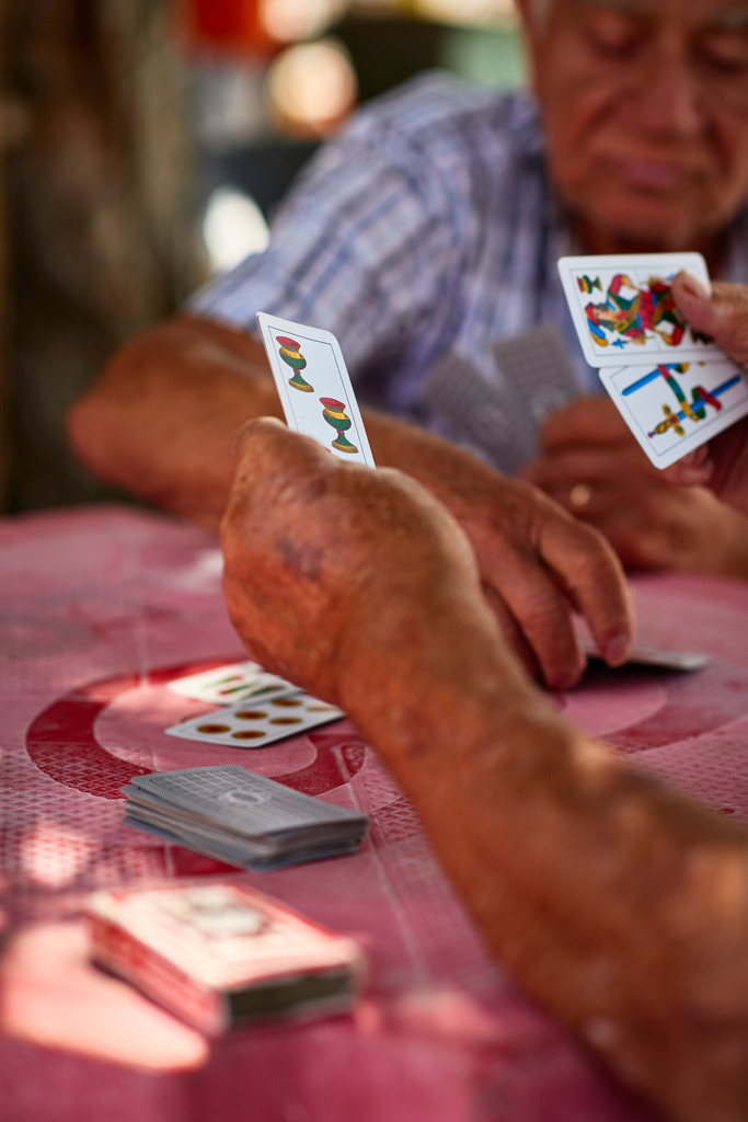 Fischer beim Kartenspielen | San Feliciano, Italien - August 31, 2016: Fischer beim Kartenspielen. - Realisiert mit Pictrs.com