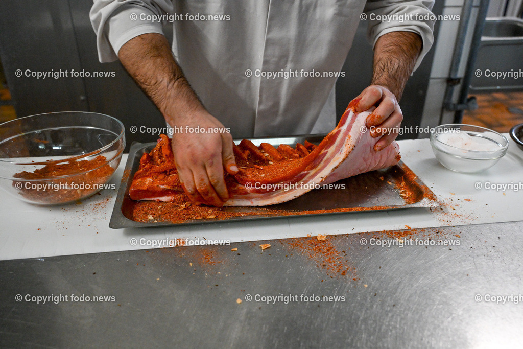 Fleischerei Fischelmaier_ Pabneukirchen_ 03.04.2024-44 | 03.04.2024, Pabneukirchen, AUT, Fleischerei Fischelmaier, im Bild Fleisch wird mit verschiedenen Gewuerzen zum raeuchern vorbereitet