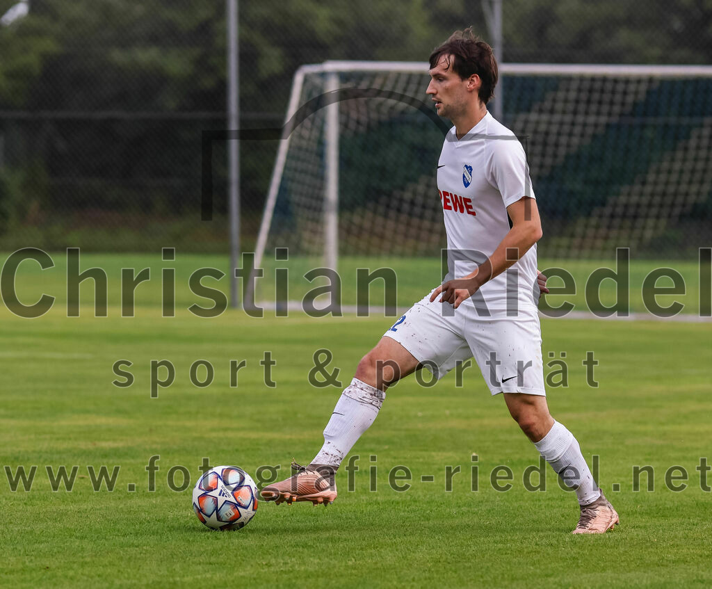 2023-07-28_044_FC_Eitting_gegen_FC_Moosburg | Eitting, Deutschland, 28.07.2023:
Fußball, Kreisliga 2023 / 2024, 1. Spieltag, FC Eitting gegen FC Moosburg, Endergebnis: 1:1

Lucas Bruckbeck (FC Eitting, #22)

Foto: Christian Riedel / fotografie-riedel.net
